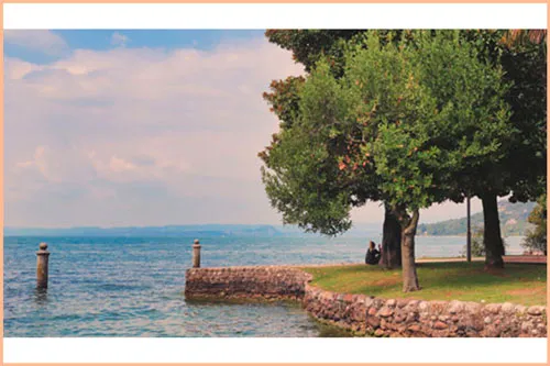 lago di garda con bordi bianchi