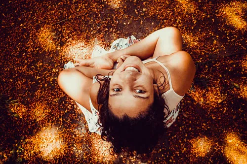ritratto in luce naturale pezzata deivid santos 1109594 unsplash