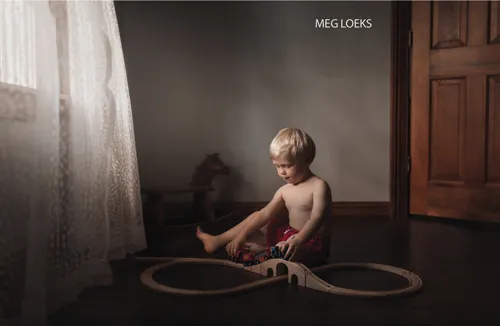 servizi fotografici bambini che giocano in casa davanti ad una finsestra