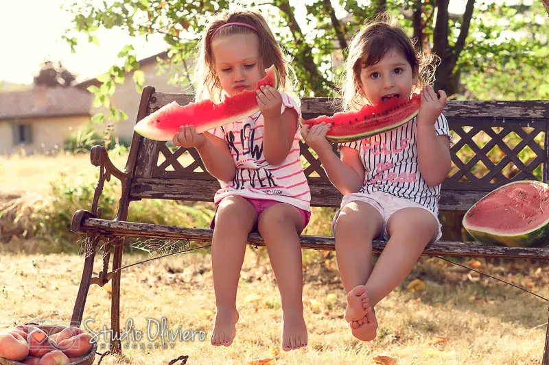 servizi fotografici - a Reggio Emilia bambine che mangiano anguria