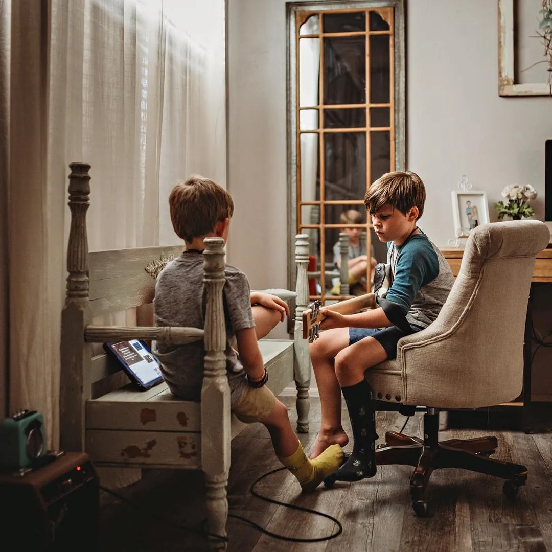 Fotografare bambini in casa che giocano