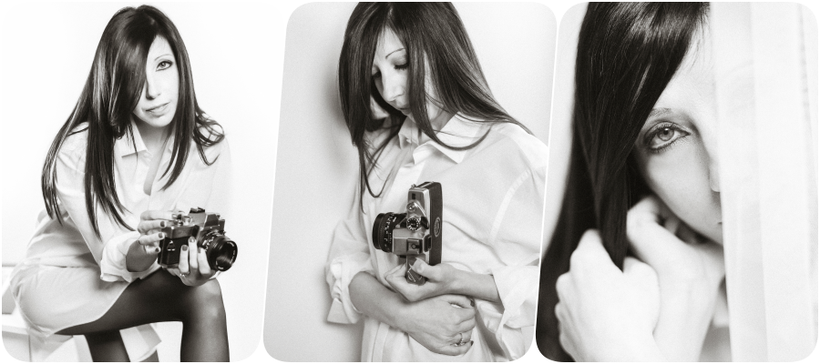 fotografie in bianco e nero di una donna con una macchina fotografica vintage