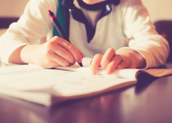 Bambino che scrive su quaderno