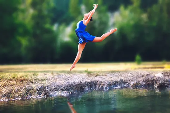 ballerina sul fiume ritratto fotografico oggi spontaneo
