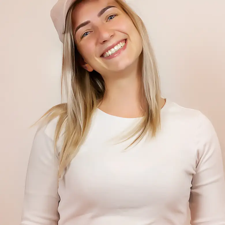 ritratto di ragazza bionda con berretto da baseball