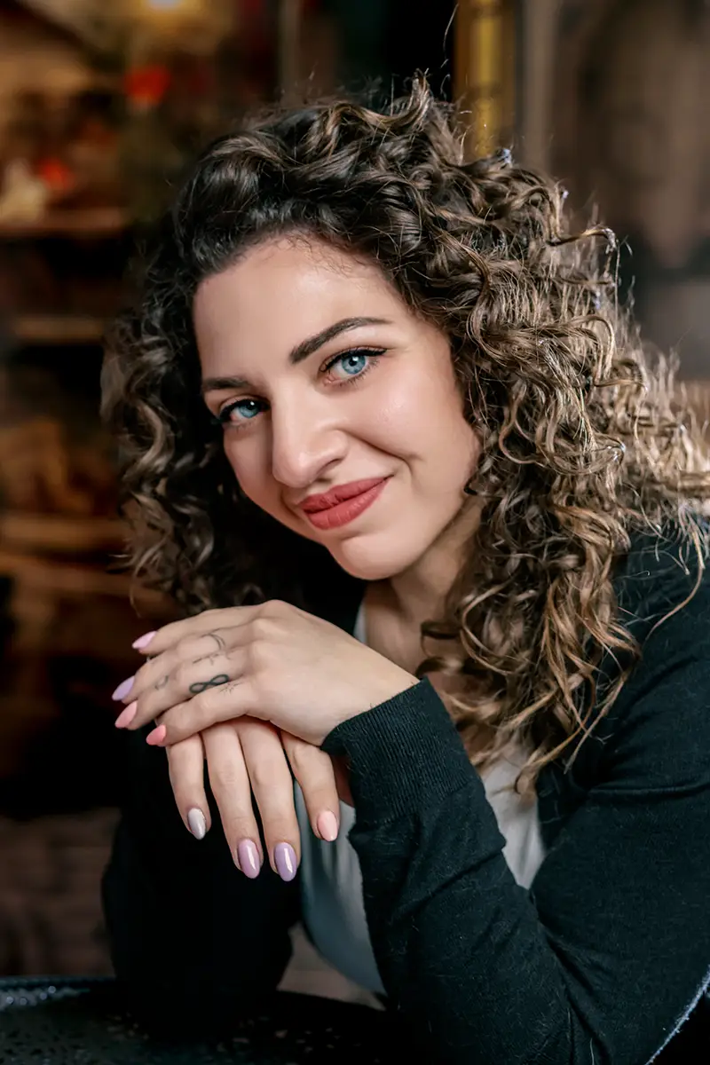 ritratto di una ragazza molto fotogenica con occhi azzurri, realizzato in studio con uno sfondo dipinto