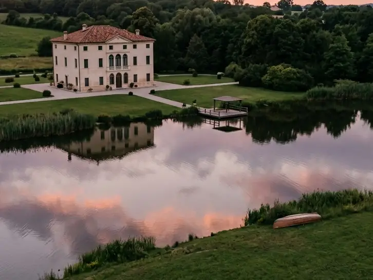 villa d epoca con laghetto alla luce del crepuscolo si riflette sul lago vista dall'alto della collina