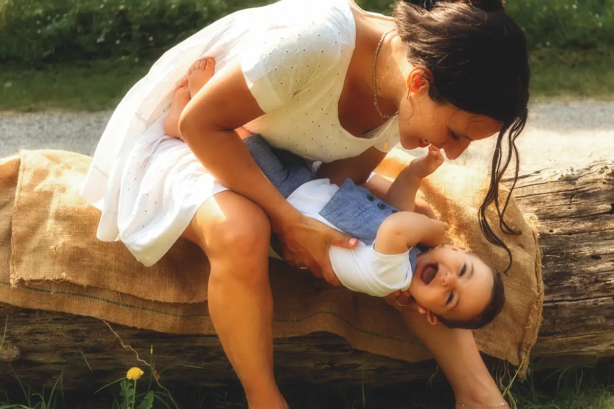 mamma che gioca con il suo bambino