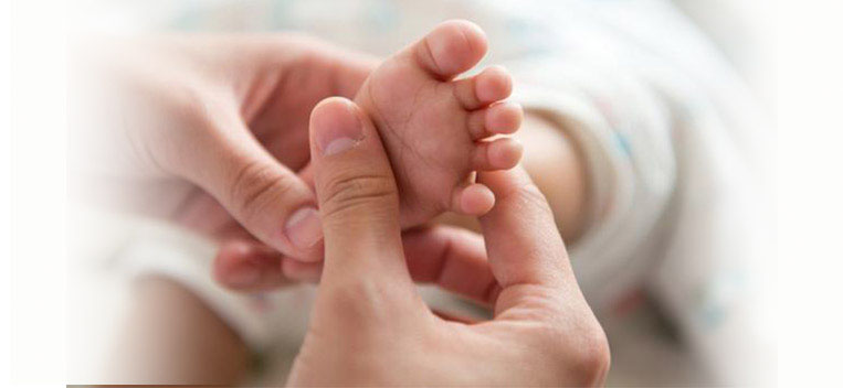 massaggio neonatale bimbo