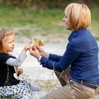 Servizi Fotografici Mommy Me Reggio Emilia madre e figlia giocano con delle foglie