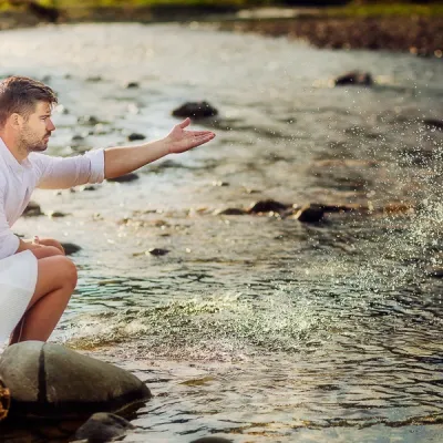 Servizio Fotografico Per Coppie Reggio Emilia - Una coppia gioca schizzando acqua sulla riva di un torrente