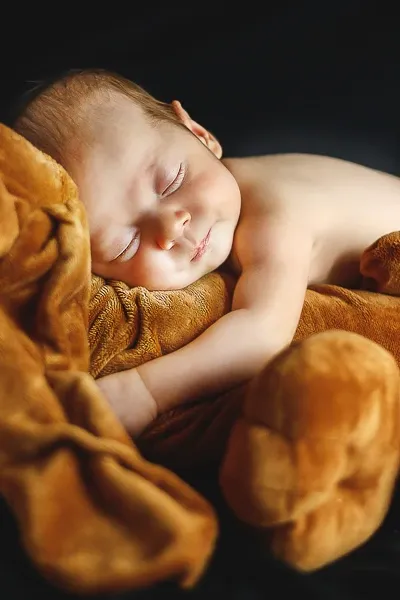 Servizi Fotografici Newborn Reggio Emilia Neonato aggrappato al suo cane di peluche