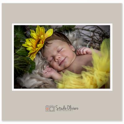 Sessioni Fotografiche Newborn Bambina Vestita Da Girasole Nel Nido Sorride