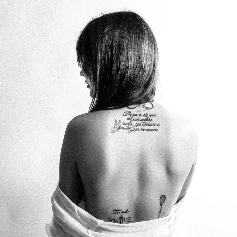 profilo di donna con tatuaggio sulla schiena