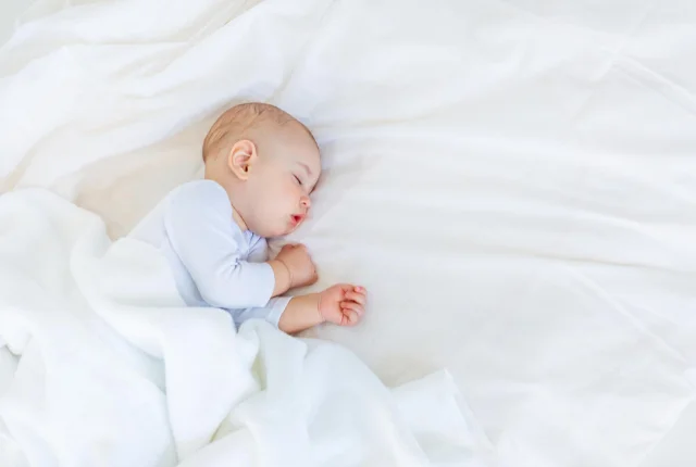 neonato fotografato mentre dorme