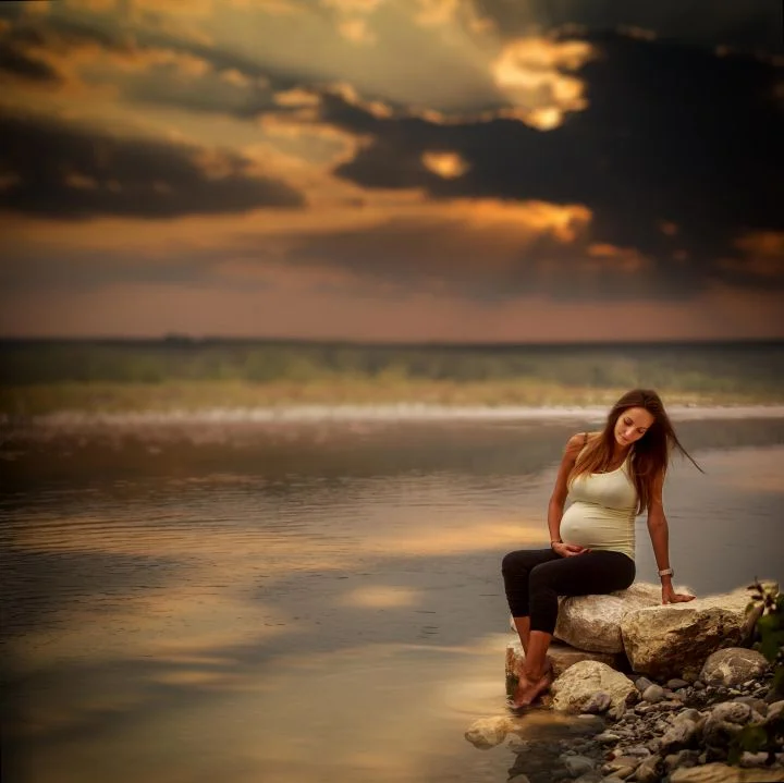 fotografie di gravidanza al lago - tramonto